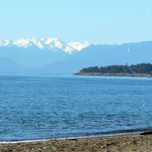 The Royal Bay Escape: Cozy 2 Bedrooms Garden , Colwood Canada