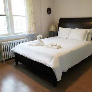 Cozy Private Rm Heart Of North York Free Parking Full Kitchen Close To Downtown , Toronto Canada